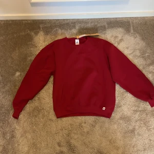 Mörkröd vintage sweatshirt - Köpt från beyond retro. Inköpspris 269kr. Aldrig använd.