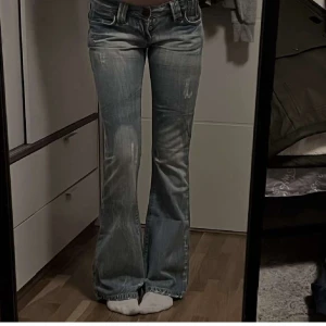 Low rise jeans - Fina vintage low rise jeans. Jag är 167cm. Midjemått tvärs över: 39cm. Innerbenslängd: 80-81 cm. OBS jeansen är ljusare än på sista bilden. Buda från 450 kr💕