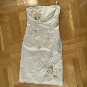 Klänning  - Svin snygg klänning utan band ! Storlek 38, från vero Moda, säljs inte längre !