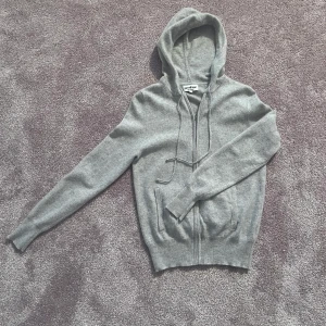 Soft goat zip hoodie grå - Soft goat zip hoodie i bra skick! Liten i storlek, sitter som en S. Inte nopprig, ses sista bilden. Nypris 2 495kr. Pris kan diskuteras.