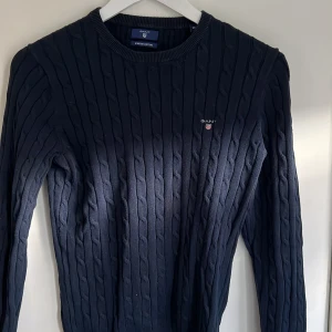 Gant tröj - Mörkblå kabelstickad ganttröja. Knappt använd. Storlek M