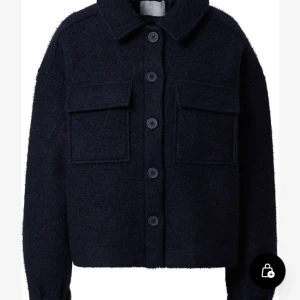 Blå kappa  - Säljer min fina kappa då ja vill köpa en annan perfekt nu till hösten. Den ä nyskick köpte för ca 2 månader. Skriv för fler bilder. Tryck på ”köp nu” 