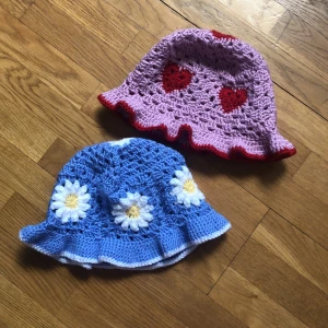 Virkade buckethats - Säljer två stycken handgjorda buckethats som användes förra sommaren. Säljs gärna tillsammans för 100kr 😊