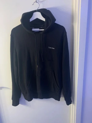 Calvin Klein hoodie  - Den har använts få gånger och har tappat ena saken som sitter i slutet av snöret på ena sidan annars ser den helt ny ut. Nypris 899kr, köparen står för frakt 😃