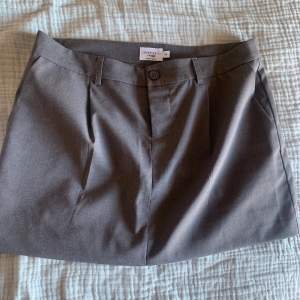 Mini kjol från Nakd i en grå brun färg. Storlek 40 men mer som 38 