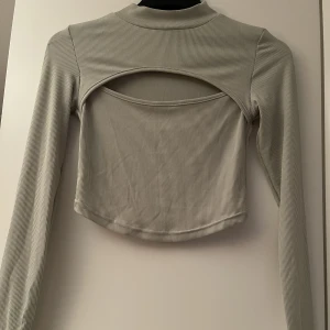 Topp - Jätte fin topp! Alldrig använd! Inte helt säker på storleken men skulle säga att den är som en 36! 💚
