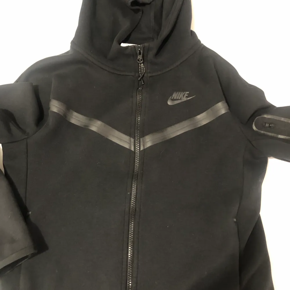 Säljer min nike tech för barn den största storleken passar folk med xs . Hoodies.