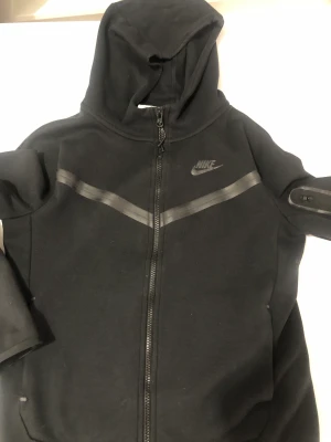 Nike tech fleece svart - Säljer min nike tech för barn den största storleken passar folk med xs 