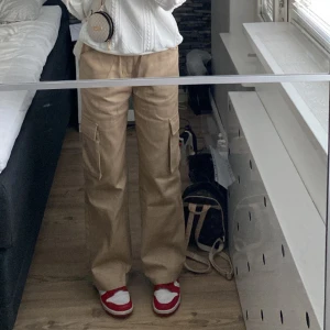 Lågmidjade cargobyxor - Ett par beiga lågmidjade cargobyxor i storlek Xs. De är väldigt bra längd. Väldigt fina och använts få gånger. Säljs pga ingen användning. Orginalpris: 365kr