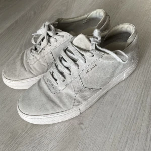 Axel Arigato Platform Sneaker strl 39 - Axel Arigato skor storlek 39. Använda fåtal gånger med kärlek som ni ser på bilden. Köpta i butik för ungefär ett år sedan men saknar kvitto då de var en present.