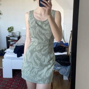 Så fin grön/grå klänning i lite skimrande mönster! Köpt på beyond retro, bra skick💓Skriv vid frågor!!