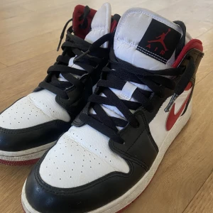 Jordans 1 mid dam - Storlek 39 dam. Kan skickas, priset kan diskuteras vid snabb affär!💕 Köpta förra året för 2499kr