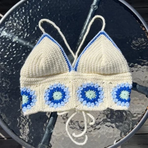 Blommig topp - En helt underbar virkad topp!🫶🏻Exemplaret på bilden säljs ej utan jag tar beställningar i valfri färg och storlek. Kontakta mig för att lägga en beställning!💙