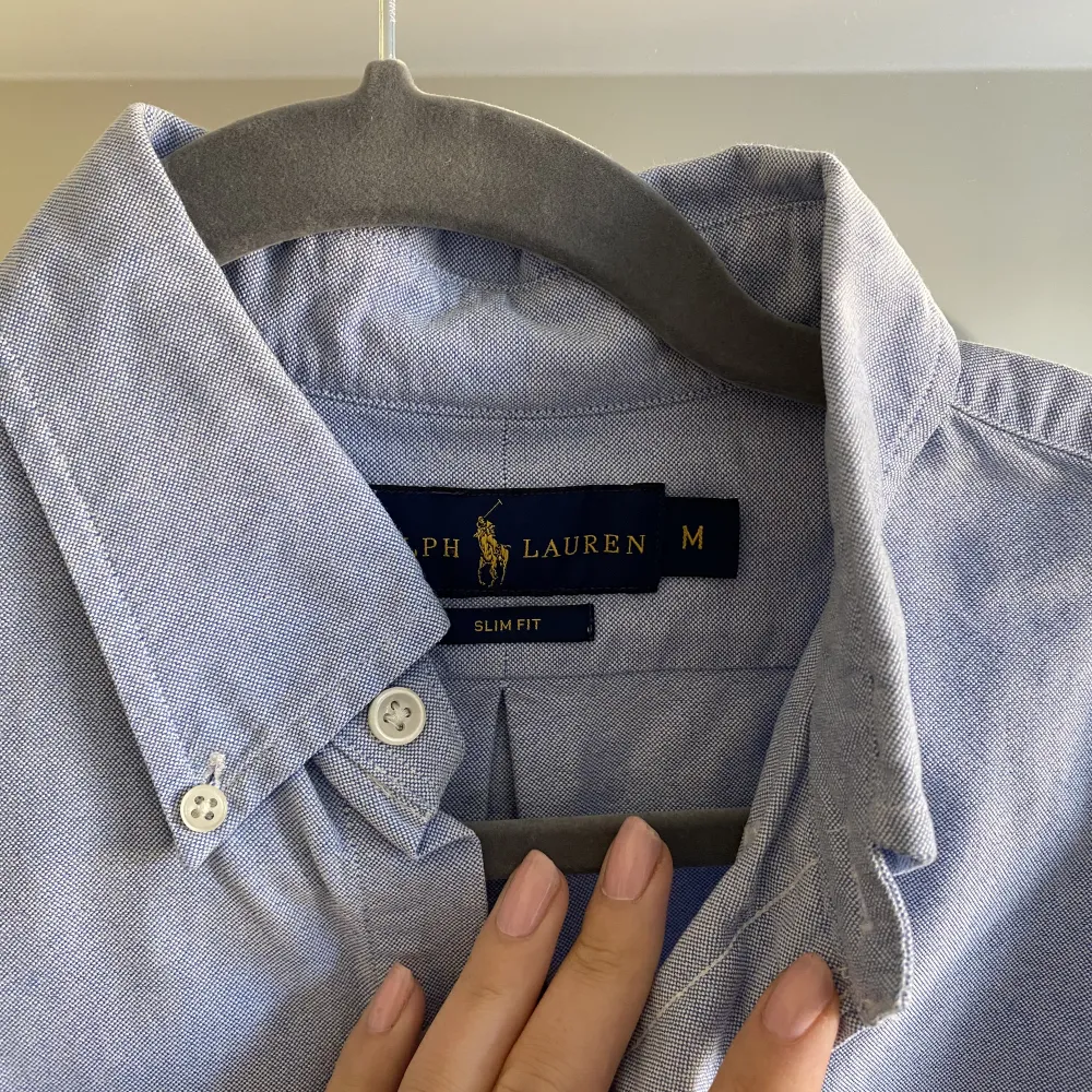 Ljusblå skjorta från Ralph lauren i storlek M. Skjortor.