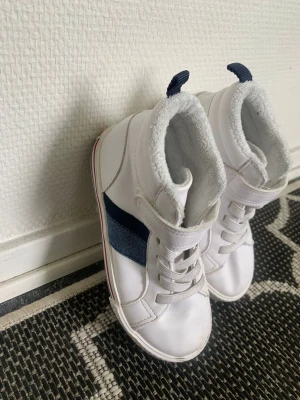 Skor för barn - Dessa skor har används 3 gånger. Dem har blivit små på min son därför säljer jag dem.