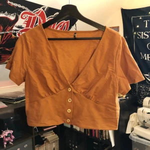 Brun tröja - Älskar denna faktiskt, men mina🍒 får inte plats längre :( annars är denna tröja en vinnare i mitt hjärta 💔 