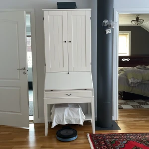 Möbler, skrivbord - Ett jätte fint skrivbord som inte kommer till användningen längre, den har inga som helst skador, högsta bud får köpa.