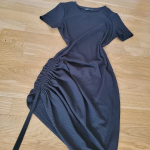 💕En Svart Klänning💕 - 🖤En super snygg svart klänning!🖤 Som är lite kortare på sidan av låret😊 Den är ribbad och kortärmad<3 ÄLSKAR klänningen men kommer aldrig till användning tyvärr❤️ Köp från Shein "handlar inte därifrån längre". Kan diskutera pris vid snabb affär!👍🏻