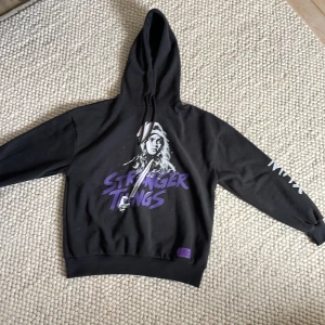 Hoodie - Säljer en helt oanvänd Stranger Things hoodie i storlek S, nypris 359 kronor