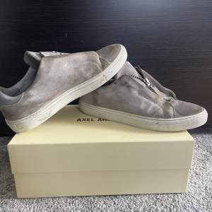 Snygga grå arigato skor med zip, storlek 42, tillkommer box och sko påse. Dom är i bra skick förutom lite fläckar på olika ställen. Hör av er vid frågor eller funderingar 😊