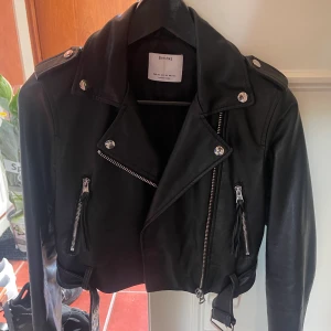 Skinnjacka - Skriv om du är intresserad så kan vi diskutera pris, frakt och så vidare😊 Bara att skriva om du vill ha fler bilder 