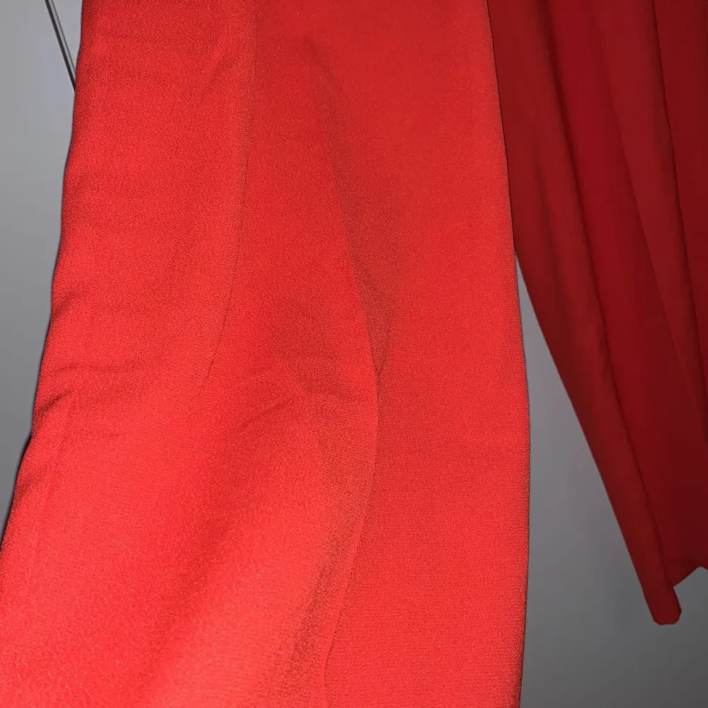 Oversized kostymbyxor från veromoda använda två gånger i bra skick. Storlek XS. Rödorange färg. Jeans & Byxor.