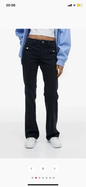 Cargo jeans - !INTRESSEKOLL! Funderar på att sälja dessa super coola hm byxor då jag knappast andvönder dem. Undrar om någon är intresserad och vilket pris de kan köpas för🫶🫶
