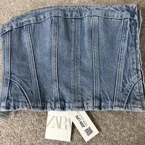 Korsett topp i jeans - Snygg ny korsett i jeans från Zara i strl S, tyvärr för liten för mig💓