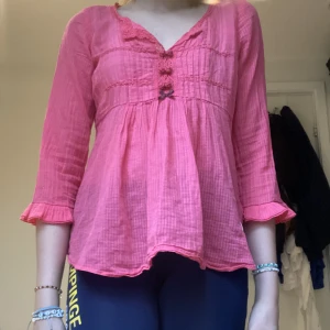 Super fin odd molly blus!! - En superfin odd molly blus som jag länge haft den är super bra skick och jag säljer för dne har blivit för liten!!😩🫶🏼❤️ Skriv privat för mer bilder💕