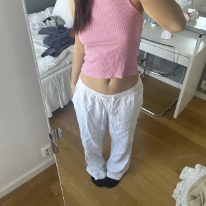 Linnebyxor - Säljer dessa superfina linnebyxorna som är köpta här på Plick. Perfekta till sommaren. Säljer då dom tyvärr var förstora för mig. Bilderna är lånade från förra ägare. Byxorna är i nyskick och oanvända av både mig och förra ägaren!