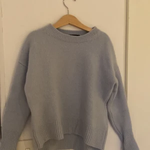 Lisa Yang cashmere 10 år - Lisa Yang cashmere 10 år i ljusblå, bra skick💕