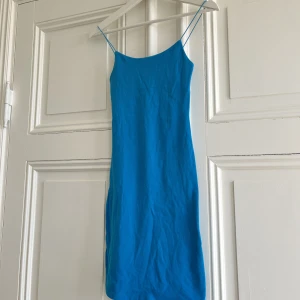 Blå klänning  - Helt oanvänd klänning från zara med prislapp kvar!!💗Säljer den då den inte kommit till någon användning💗