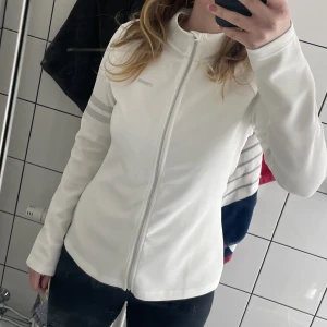 Träningsjacka - Oanvänd träningsjacka från stronger, säljer pga inte min färg