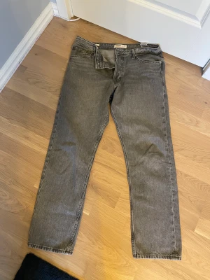Jack & jones byxor - Gråa jack & jones byxor, väldigt bra skick. Använd ett fåtal gånger.
