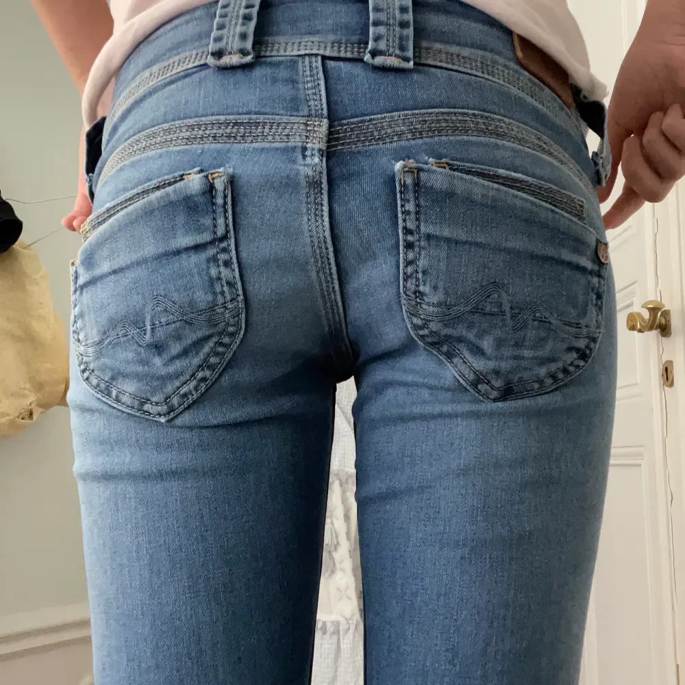 Säljer nu mina älskade pepe jeans i modellen Venus. Dom är i storlek 24, 32. Säljer då de tyvärr blivit förkorta på mig (är 170cm). Men de är i fint skick!. Jeans & Byxor.
