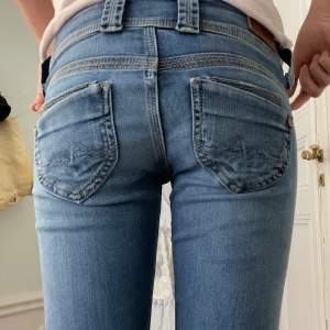 Säljer nu mina älskade pepe jeans i modellen Venus. Dom är i storlek 24, 32. Säljer då de tyvärr blivit förkorta på mig (är 170cm). Men de är i fint skick!