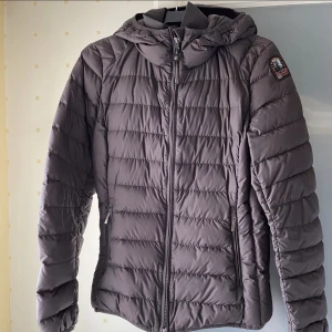 Parajumpers parajumper  - Brun/grå(?)/olive färgad jacka, dunjacka från parajumpers. Stl vuxen M. Nyskick. Modellen heter juliet o har luva  Inga skambud tack