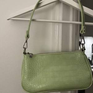 Ljusgrön handväska från Ginatricot. Väl använd men utan anmärkningar.