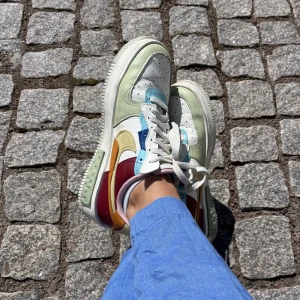 Nike air force 1 fontaka  - Nike air force 1 Fontanka - segelvita och flerfärgade. Inköpta förra våren.  Storlek: 38 Nypris: 1349