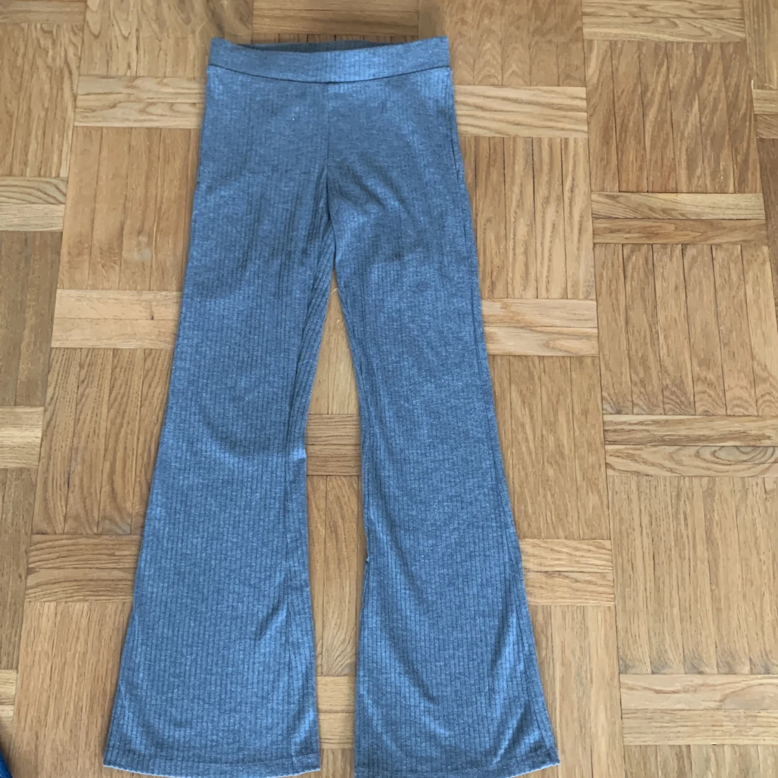 Gråa ribbade bootcut byxor