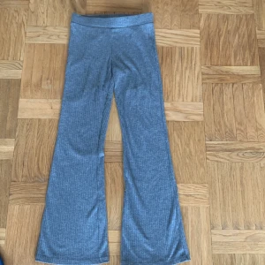 Gråa ribbade bootcut byxor  - Gråa ribbade bootcut byxor från h&m. Säljer pga att dom är för små. 💗