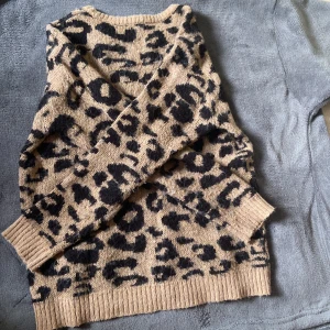 Stickad tröja - En väldigt fin stickad tröja.💓 Lite sliten efter tvätten men annars i väldigt bra skick🤗