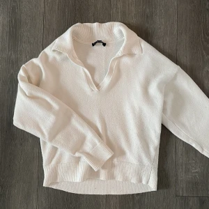 Vit tröja - Stickad tröja med v-ringning🤍 lite nopprig annars fint skick!