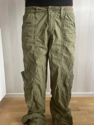 Cargo - Militär gröna cargo byxor. Storlek S Längd 170-180. Helt nya endast testade. Kan mötas upp i Ed och Bengtsfors annars skickas mot fraktkostnad.☺️