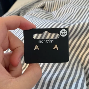 Örhängen - Örhänge med bokstaven A. Säljer då de är fel bokstav för mig annars tycker jag att dom är super fina skulle gärna behålla men fel bokstav. Aldrig använda eller testade köptes idag❣️ frakt 15 kr