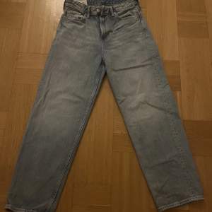Ett par ljusblå loose HM jeans som aldrig kommer till användning då jag tycker dem är för stora för min smak. Storlek 29/32. 199 kr (nypris 399)