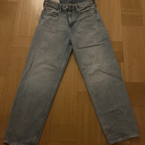 Loose HM jeans - Ett par ljusblå loose HM jeans som aldrig kommer till användning då jag tycker dem är för stora för min smak. Storlek 29/32. 199 kr (nypris 399)