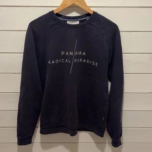 Sweatshirt  - Inga fläckar, inga hål. Fin och skön sweatshirt, sitter bra på S. 