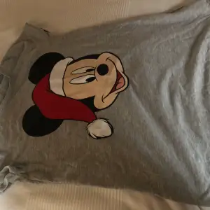 Säljer denna t - shirt frå New Yorker pga att den inte används längre 🫶🏽 I väldigt bra skick! 