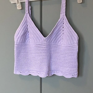 Lila linne - Jätte gulligt virkat linne perfekt för sommaren! Axelremmarna går att anpassa.